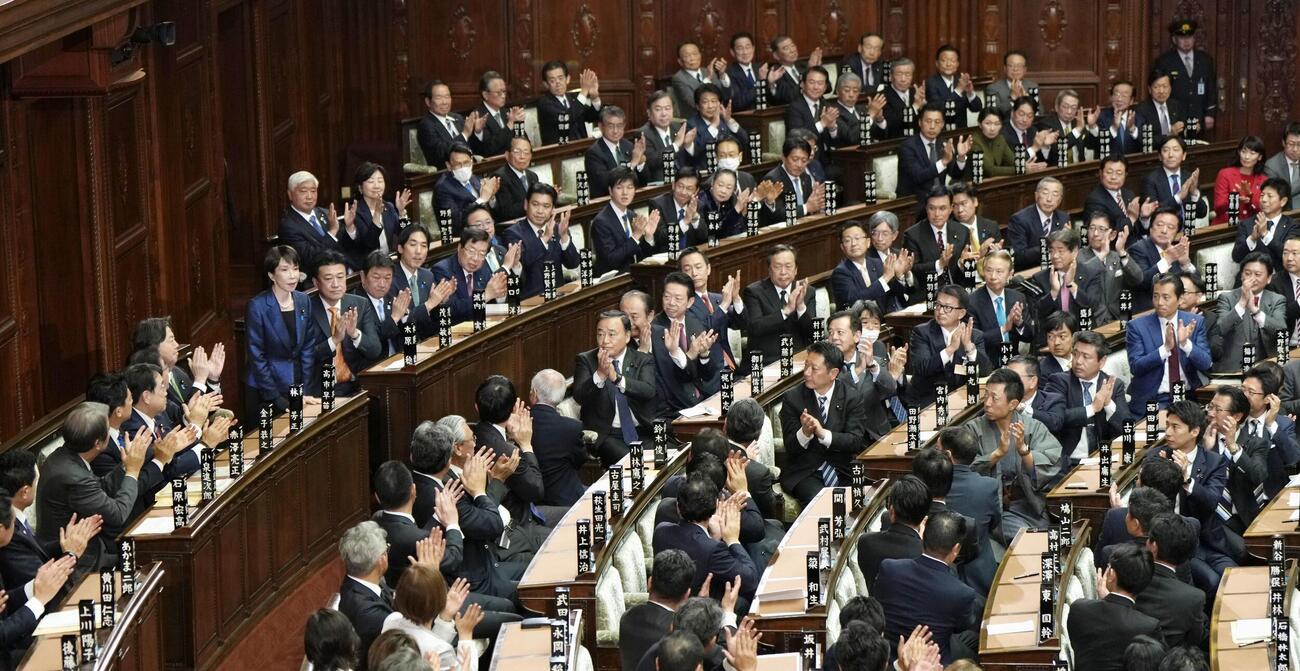 第105代首相に高市早苗氏を指名した衆院本会議。定数の4分の3を占める巨大与党による国会運営が始動し、本会議場は拍手に包まれた（共同）