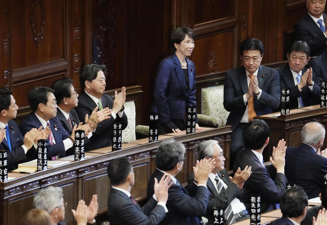 衆院本会議で第105代首相に指名され、起立する高市早苗首相。衆院定数の4分の3を占める巨大与党による国会運営が始動した（共同）
