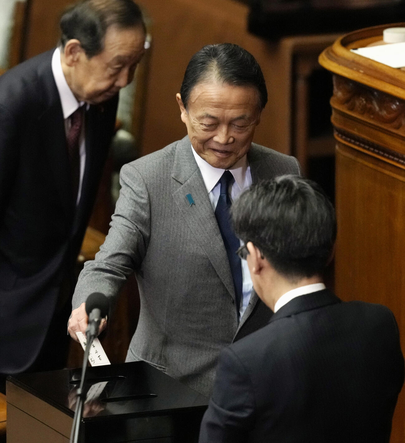 衆院本会議の首相指名選挙で投票する自民党の麻生太郎副総裁（共同）
