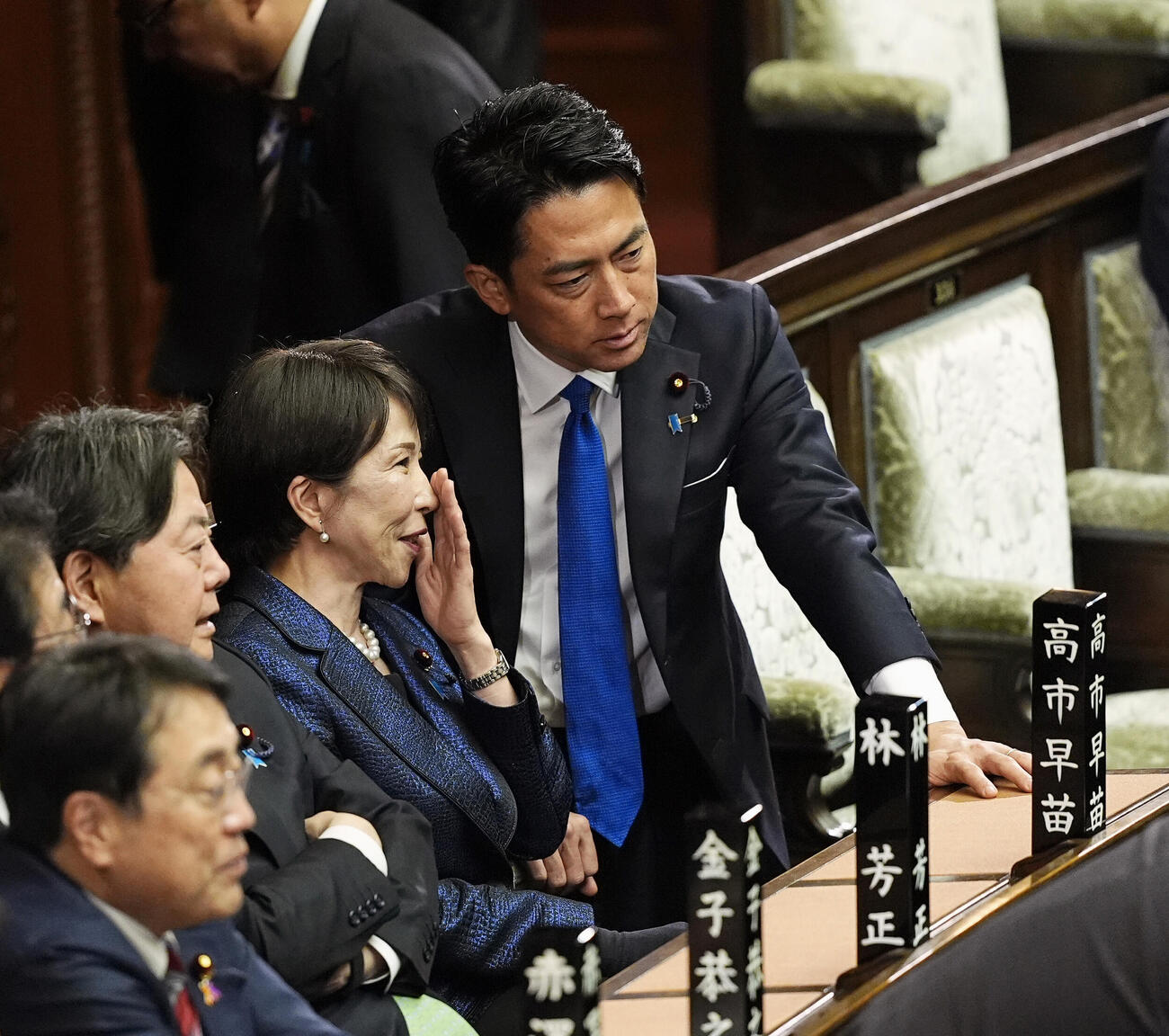 首相指名選挙の投票を終え、小泉進次郎防衛相（奥）と話す高市早苗首相（共同）
