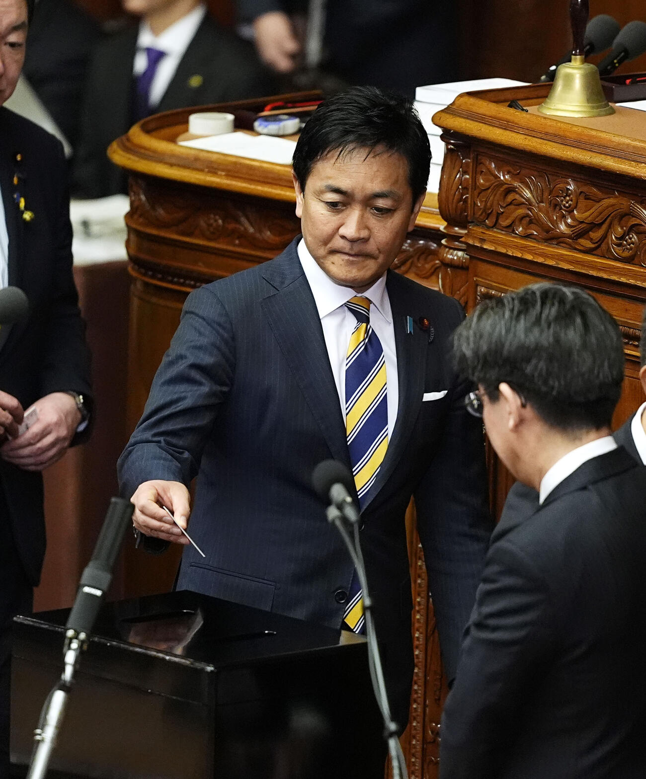 衆院本会議の首相指名選挙で投票する国民民主党の玉木雄一郎代表（共同）