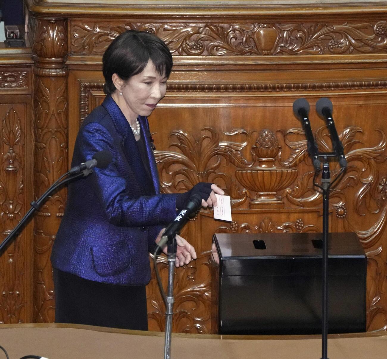 衆院本会議の首相指名選挙で投票する高市早苗首相（共同）