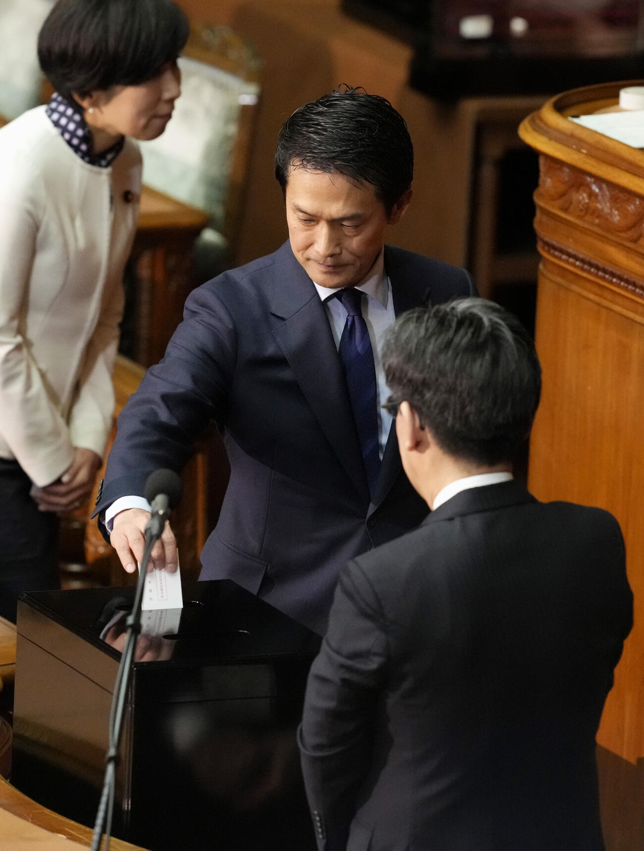 衆院本会議の首相指名選挙で投票する中道改革連合の小川淳也代表（共同）
