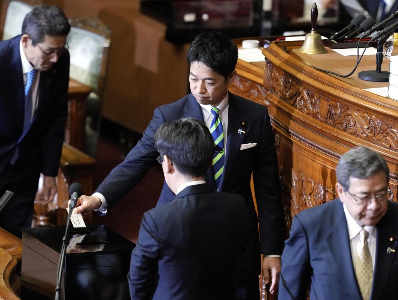 衆院本会議の首相指名選挙で投票する日本維新の会の藤田文武共同代表（共同）