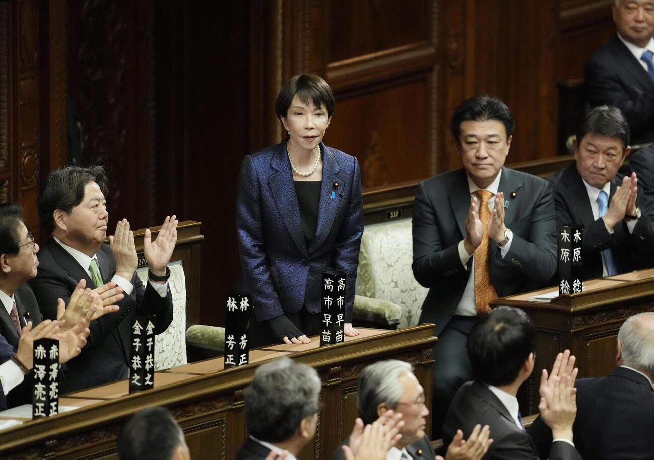衆院本会議で第105代首相に指名され、起立する高市早苗首相（共同）