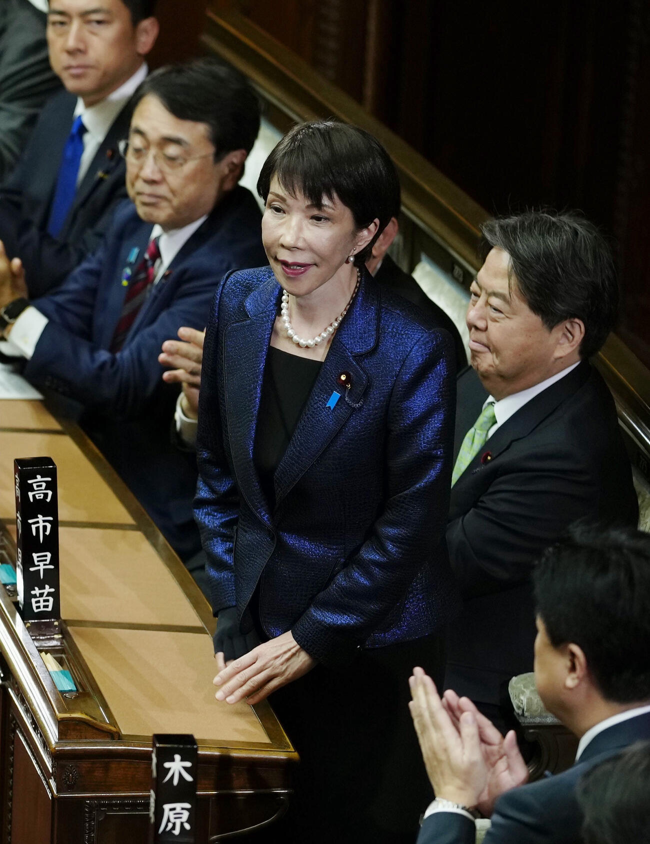 衆院本会議で第105代首相に指名され、起立する高市早苗首相（共同）