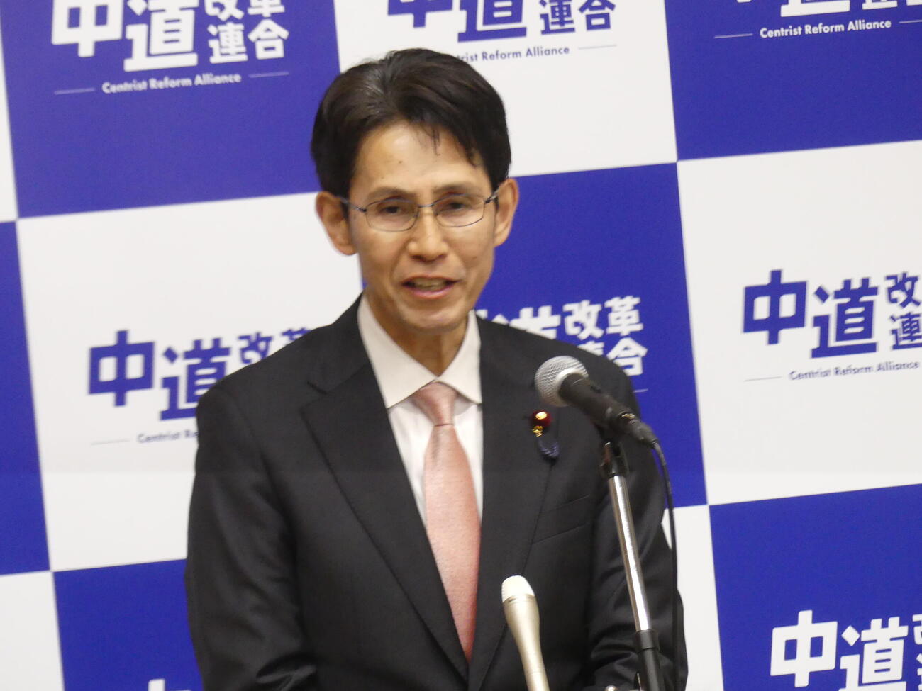 中道改革連合の幹事長に就任し、所属議員にあいさつする階猛氏（撮影・中山知子）
