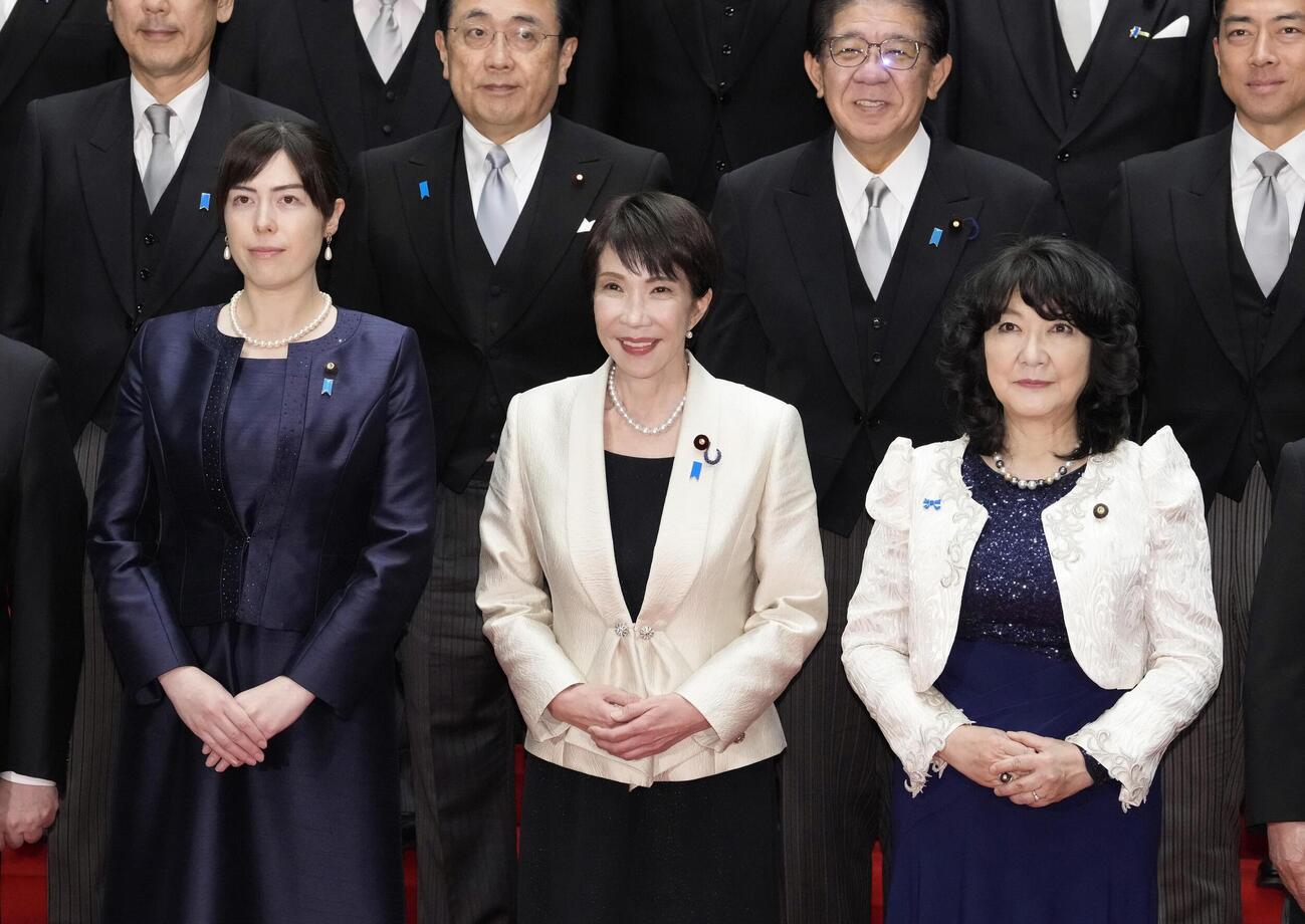 第2次内閣の初閣議を終え、写真に納まる高市早苗首相（前列中央）と閣僚ら。左は小野田経済安保担当相、右は片山財務相（共同）