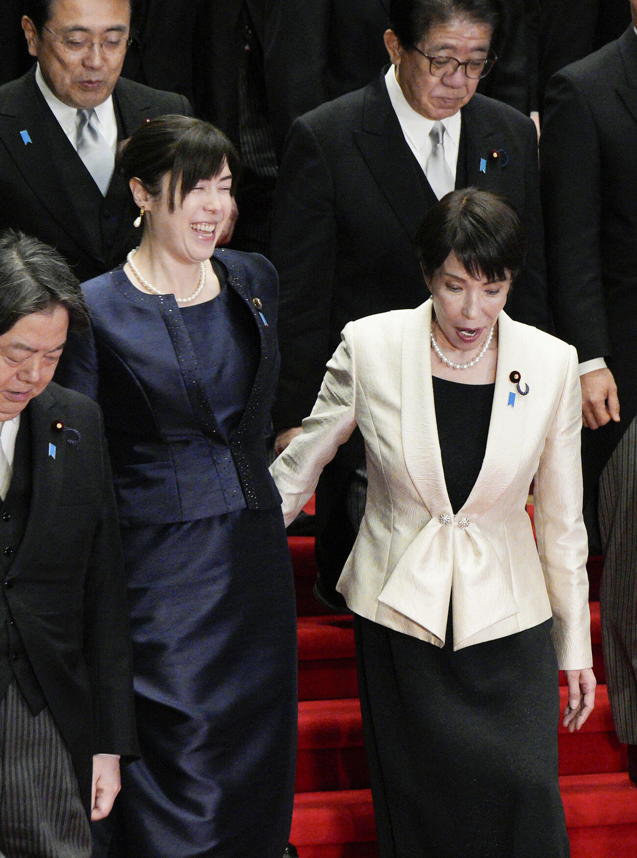 第2次内閣の初閣議を終え、記念撮影に向かう高市早苗首相（手前右）と小野田紀美経済安保相ら（共同）