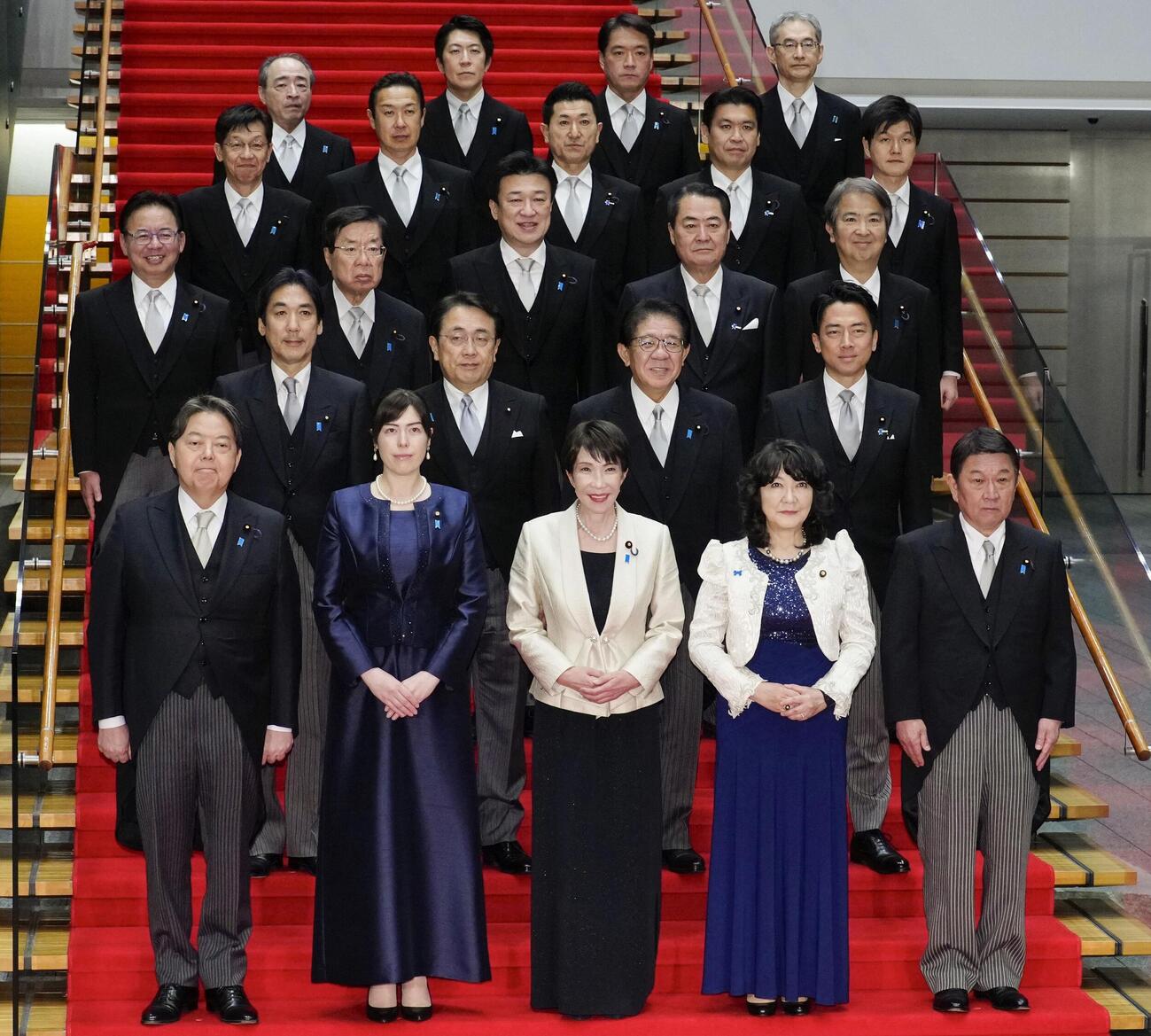第2次内閣の初閣議を終え、写真に納まる高市早苗首相（前列中央）と閣僚ら（共同）