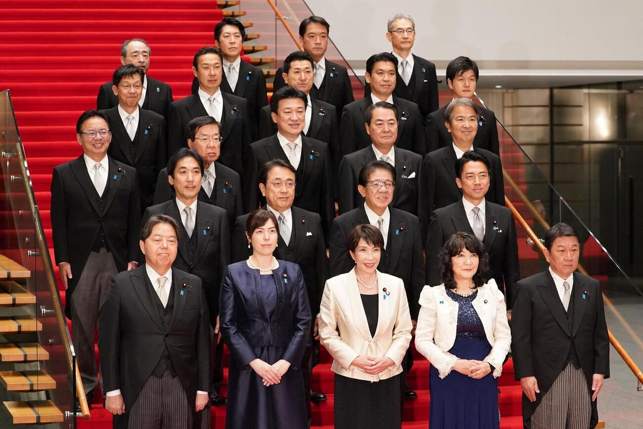高市早苗首相（前列中央）と閣僚らは記念撮影（ロイター）