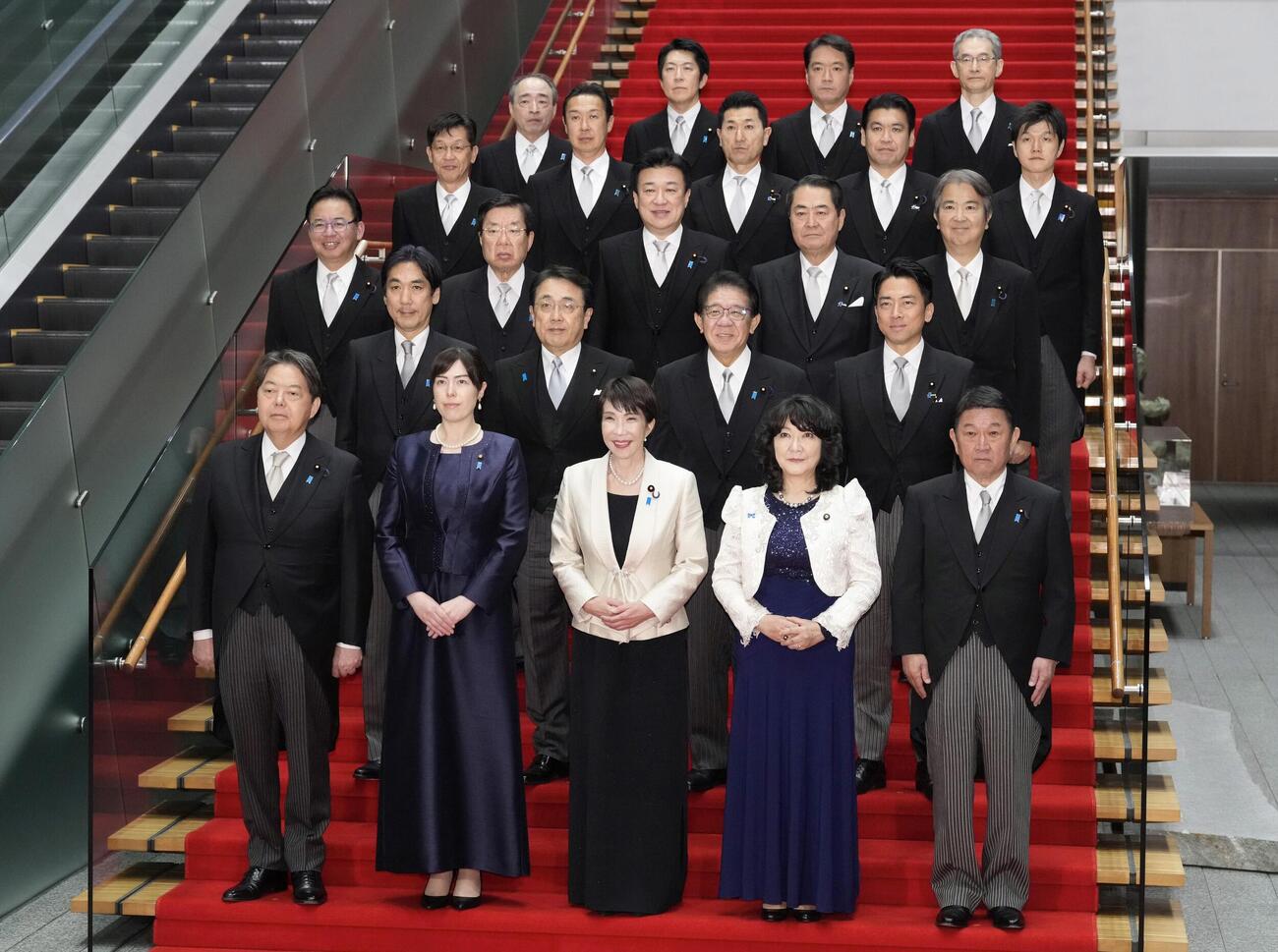 第2次内閣の初閣議を終え、写真に納まる高市早苗首相（前列中央）と閣僚ら（共同）