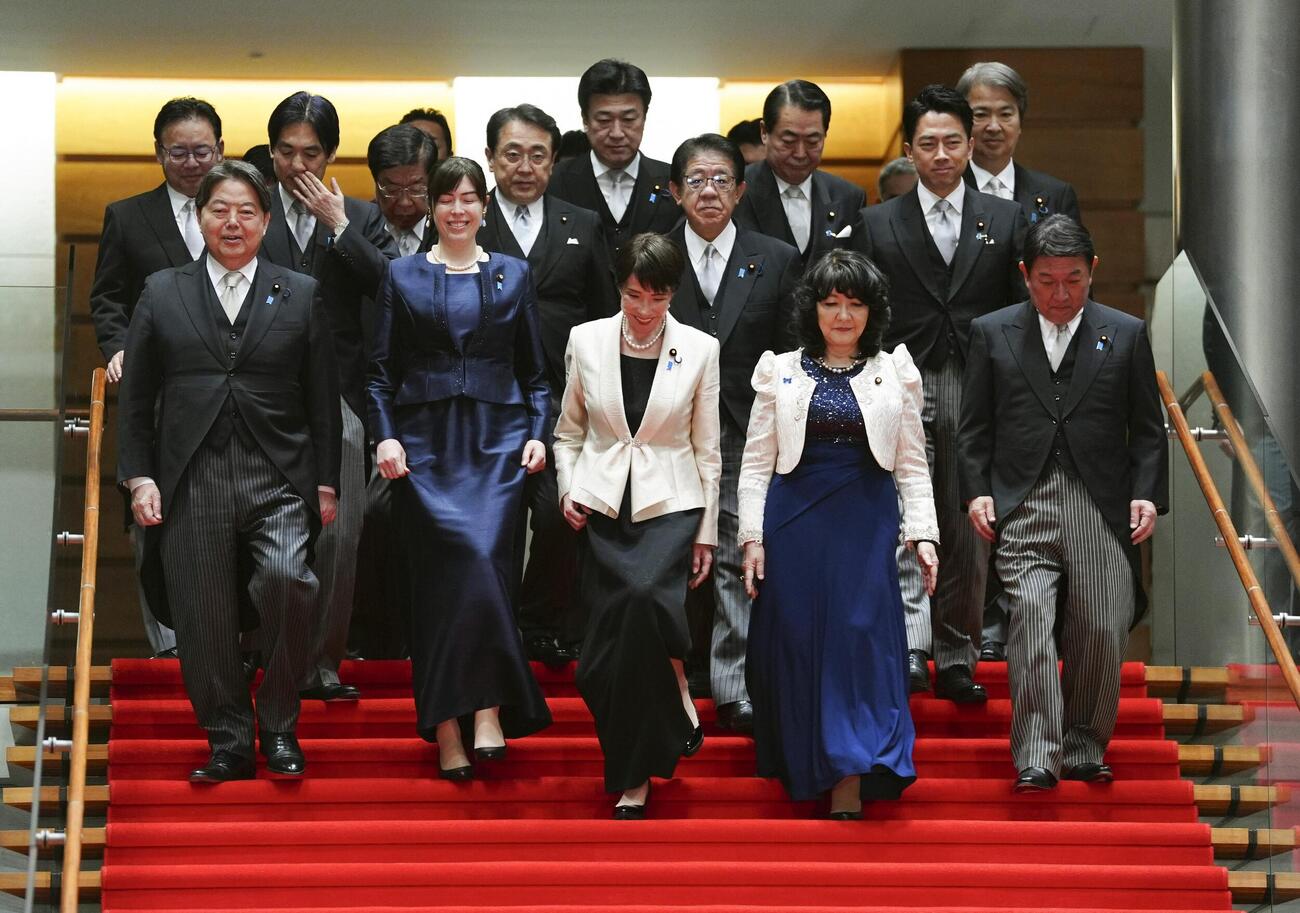 第2次内閣の初閣議を終え、記念撮影に向かう高市早苗首相（前列中央）と閣僚ら（共同）