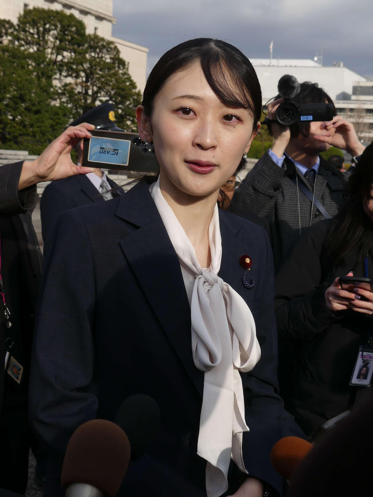 初登院し、報道陣の取材に応じる自民党の村木汀衆院議員（2026年2月撮影）
