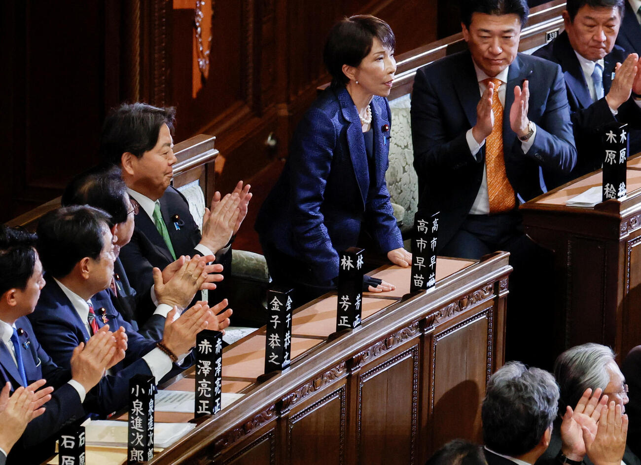 2月18日、衆議院で首相に再選され拍手を受けながら頭を下げる高市早苗首相（ロイター）