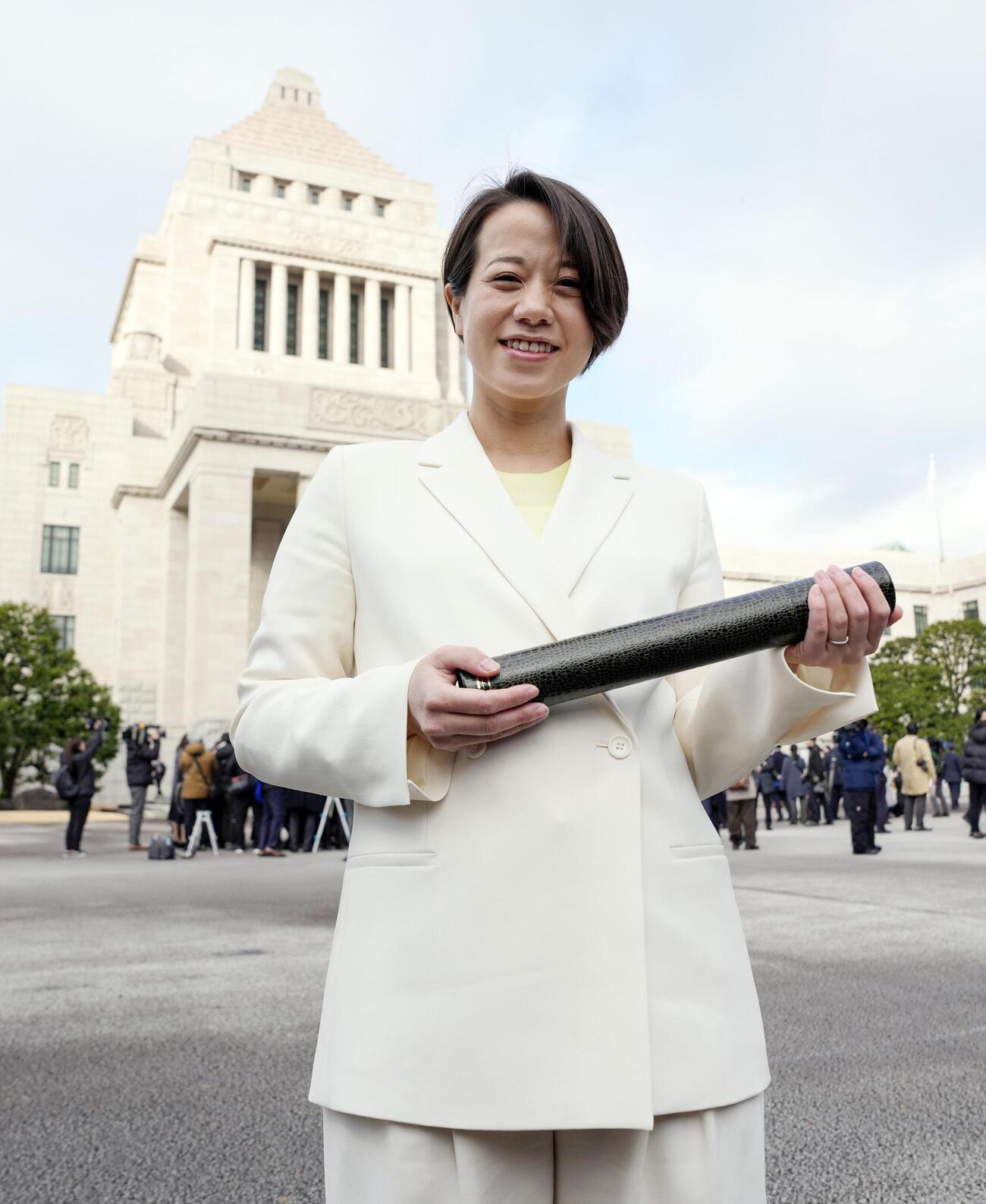 国会に初登院した自民党の藤田ひかる氏＝18日午前8時25分（共同）