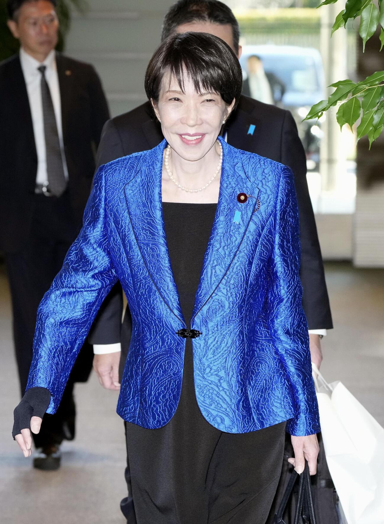 首相官邸に入る高市首相（共同）
