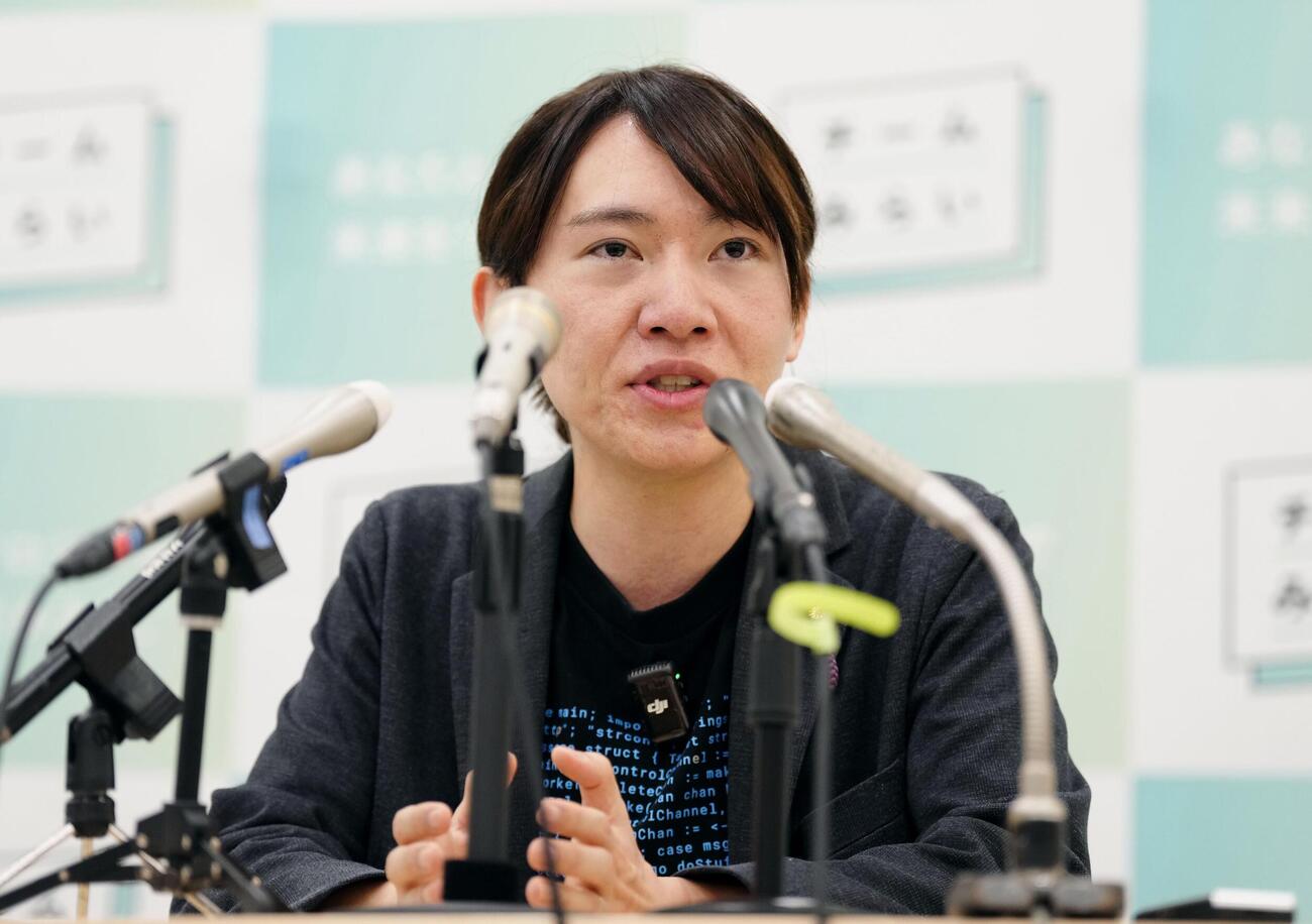 記者会見するチームみらいの安野党首（共同）