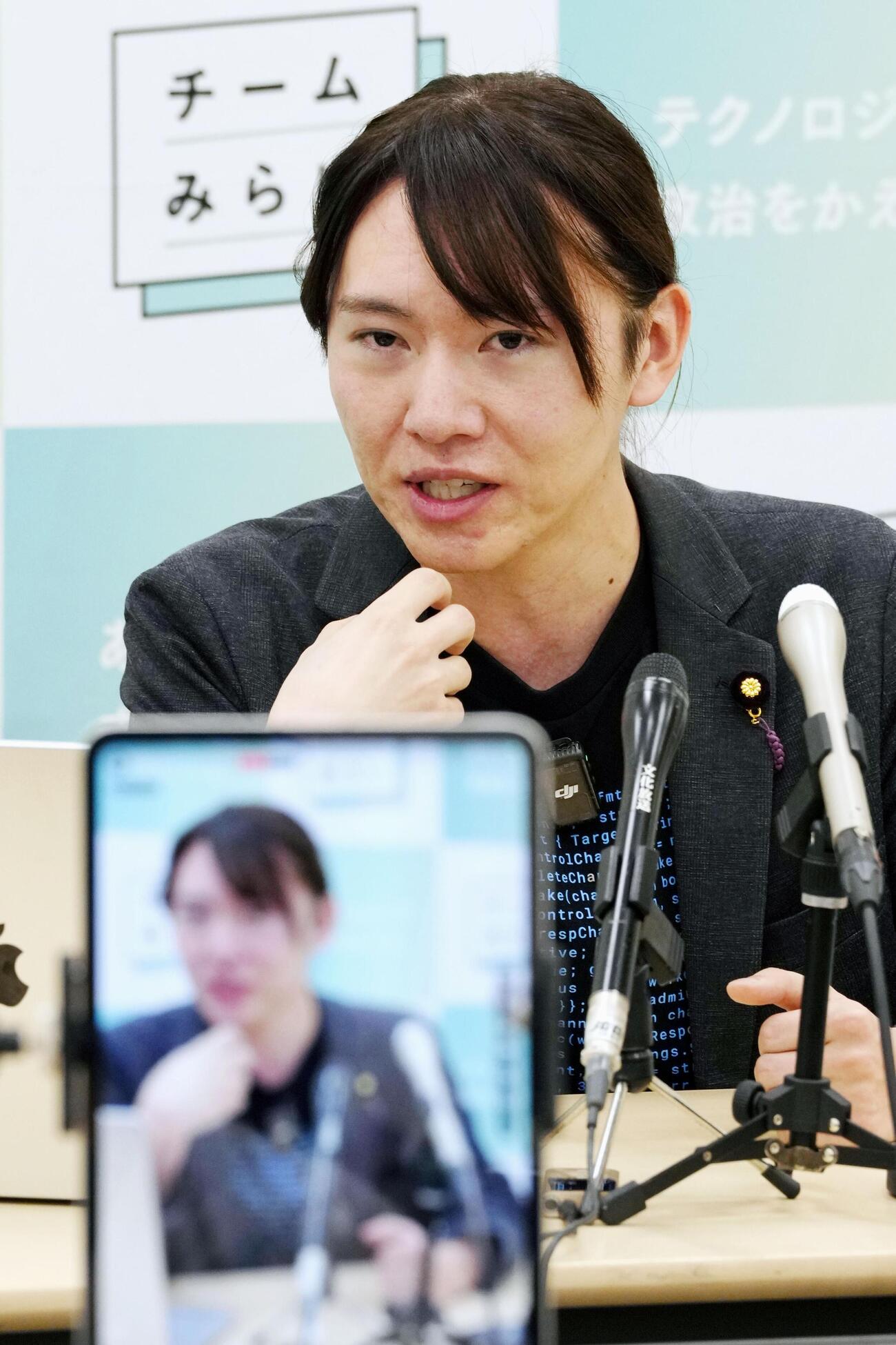 記者会見するチームみらいの安野党首（共同）