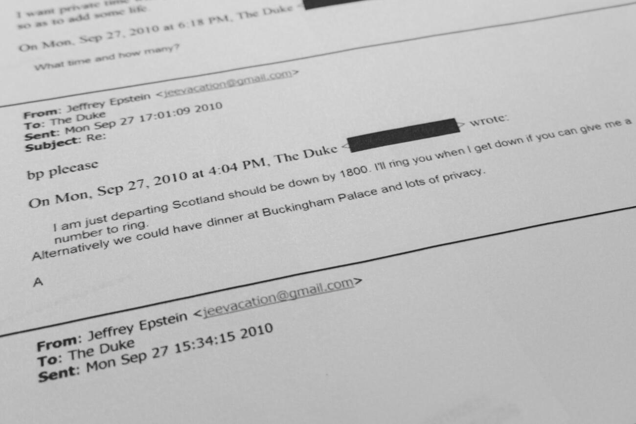 米富豪エプスタイン氏と英国のアンドルー元王子の間で交わされたメールを示す文書＝1月31日、米ワシントン（AP＝共同）