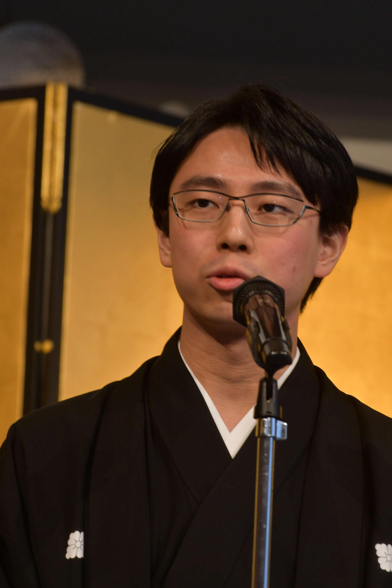 就位式で初戴冠の謝辞を述べる一力遼王座