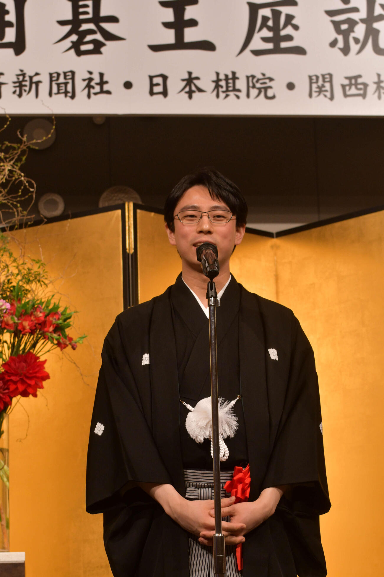 就位式で初戴冠の謝辞を述べる一力遼王座