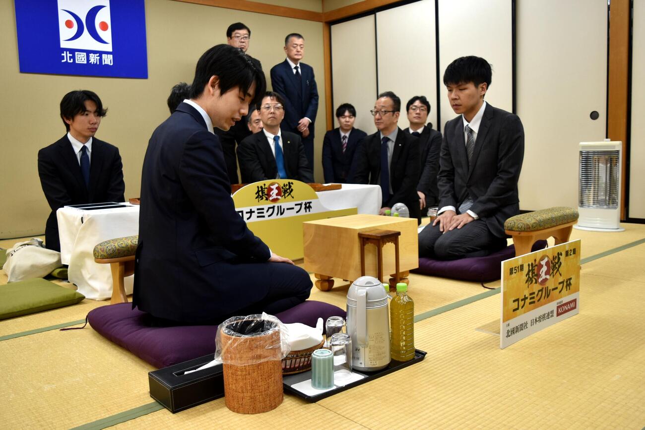 金沢市で前日検分を行った藤井聡太棋王（左）増田康宏八段（日本将棋連盟提供）