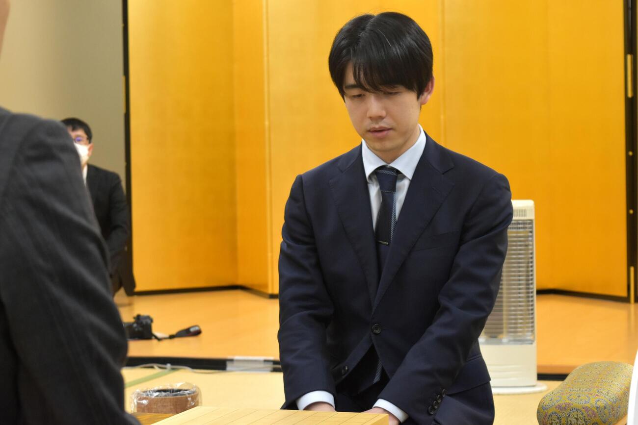 金沢市で前日検分を行った藤井聡太棋王（日本将棋連盟提供）