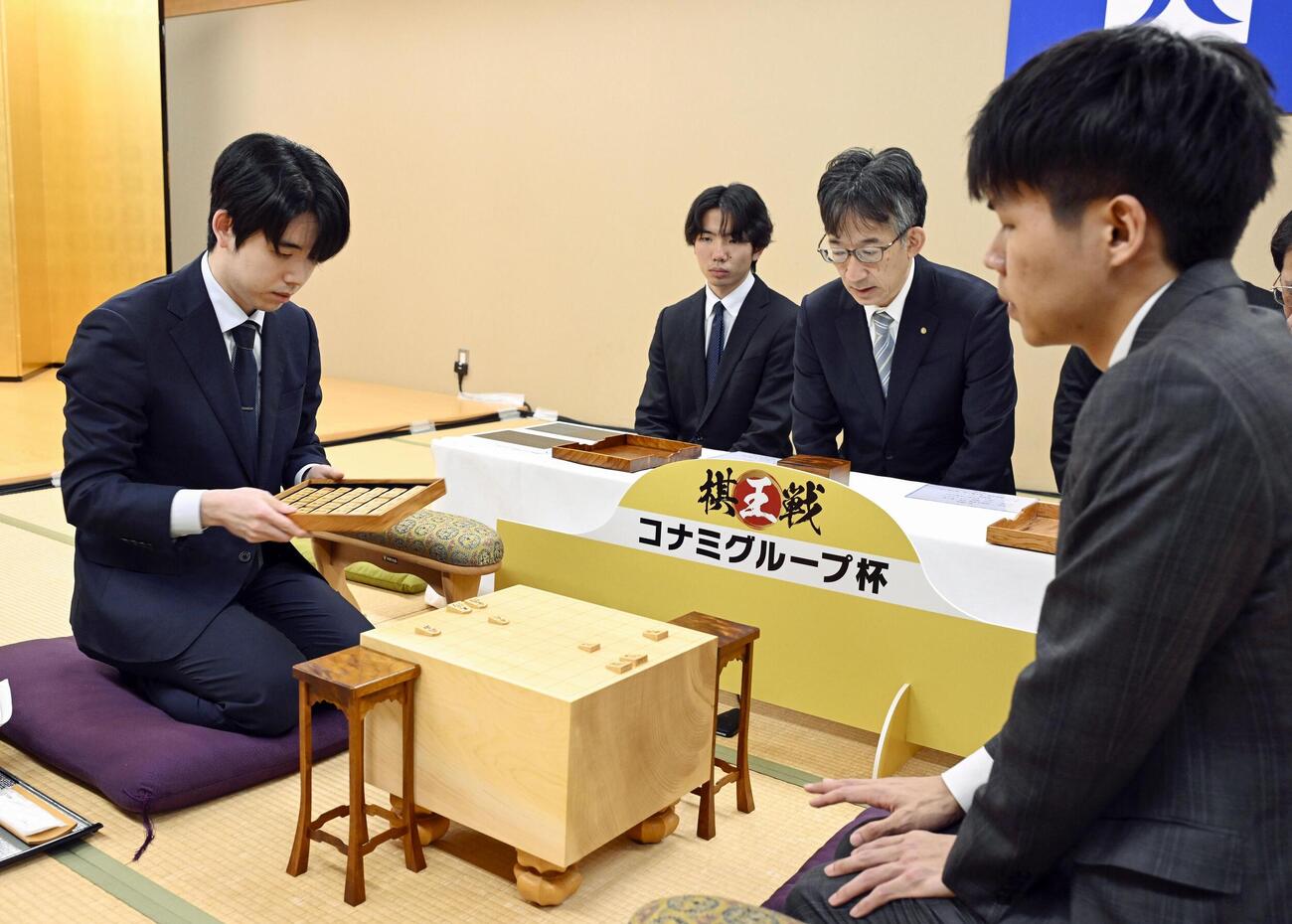 第51期棋王戦コナミグループ杯5番勝負第2局を前に、検分する藤井聡太棋王（左）と増田康宏八段（共同）