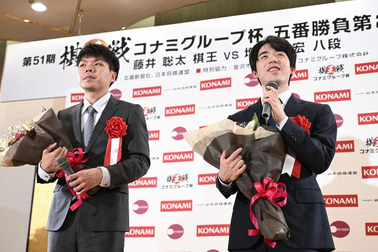 第51期棋王戦コナミグループ杯5番勝負第2局の前夜祭で、意気込みを語る藤井聡太棋王（右）と増田康宏八段（共同）