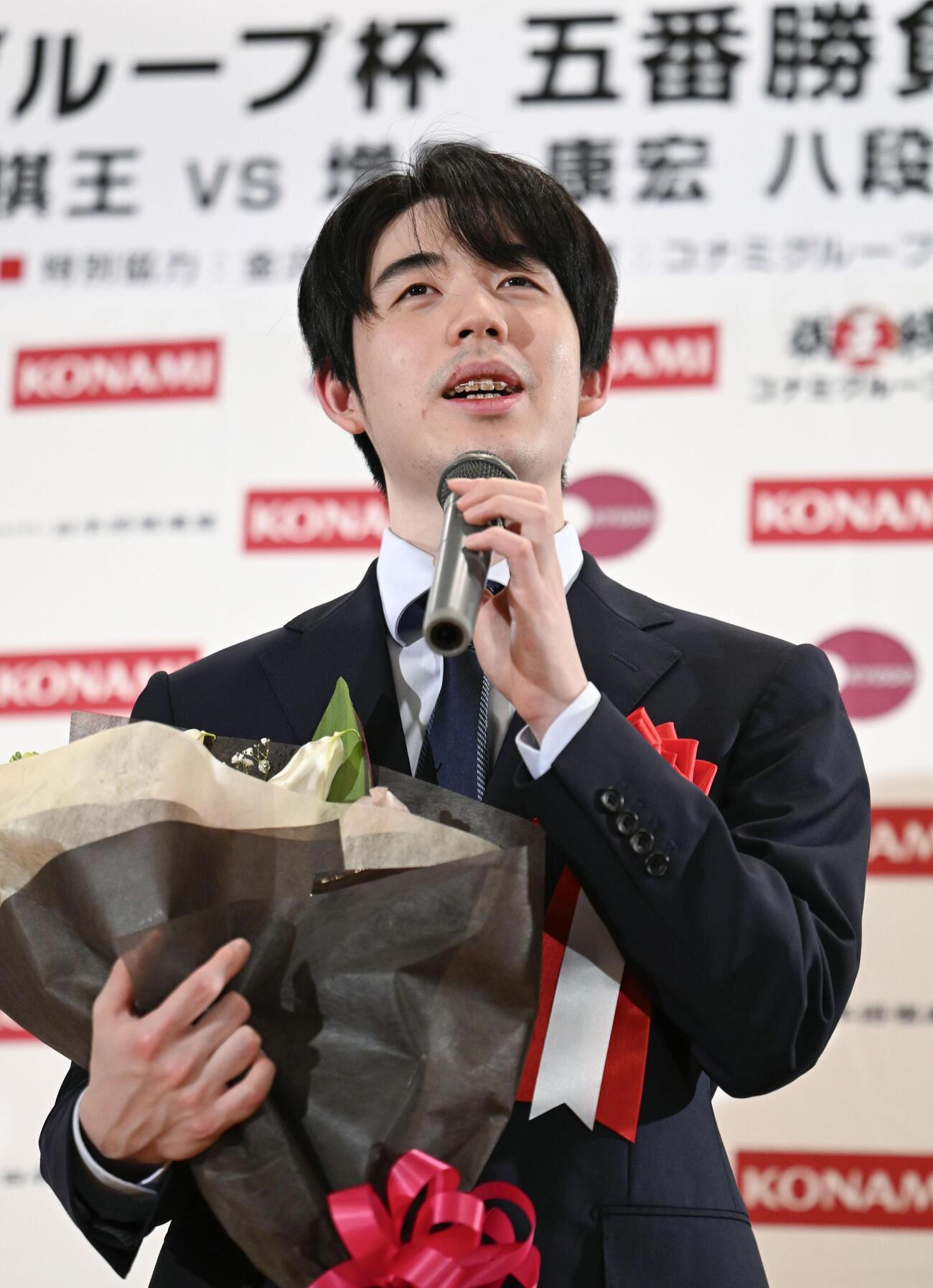 第51期棋王戦コナミグループ杯5番勝負第2局の前夜祭で、意気込みを語る藤井聡太棋王（共同）