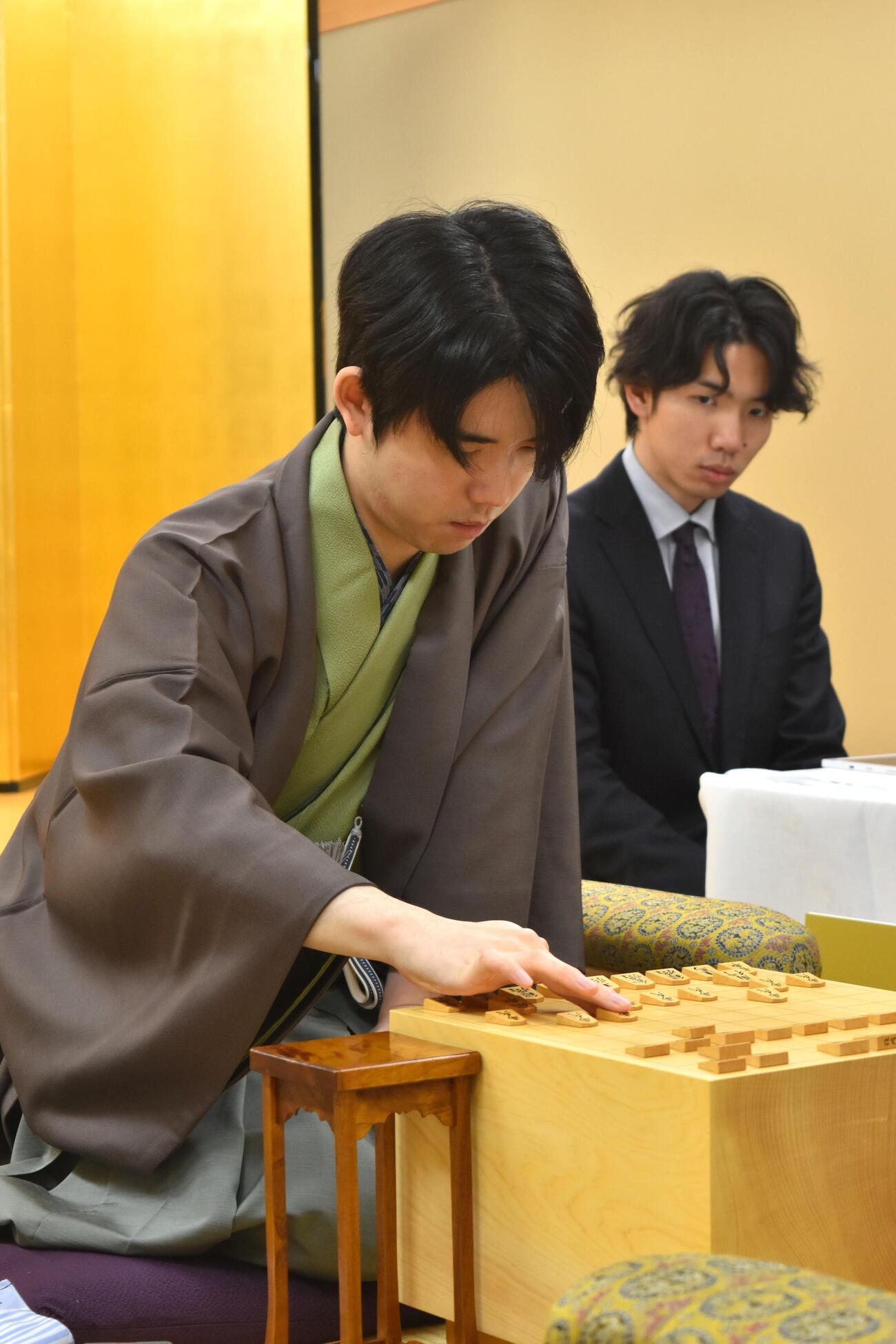 棋王戦5番勝負第2局に臨んだ藤井聡太棋王（日本将棋連盟提供）