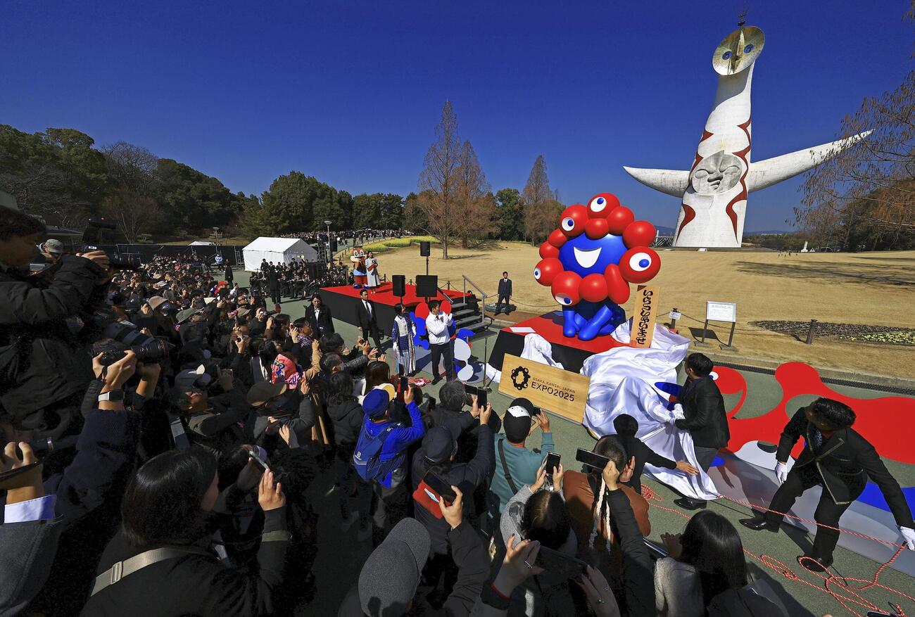 万博記念公園で開かれた「ミャクミャク」像の移設セレモニー（共同）