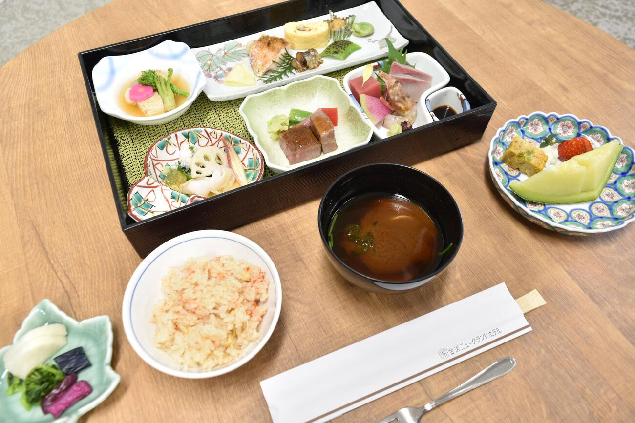 藤井聡太棋王、増田康宏八段の昼食「加賀会席弁当」（日本将棋連盟提供）