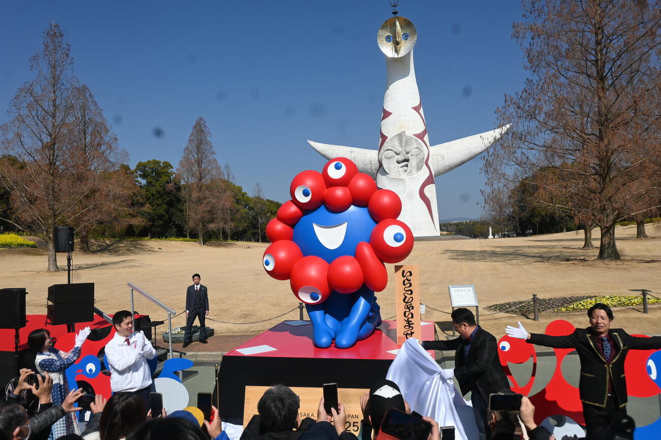 大阪府吹田市の万博記念公園に移設された「ミャクミャク」再会セレモニーに出席した大阪府の吉村洋文知事（左から2人目）（撮影・松浦隆司）