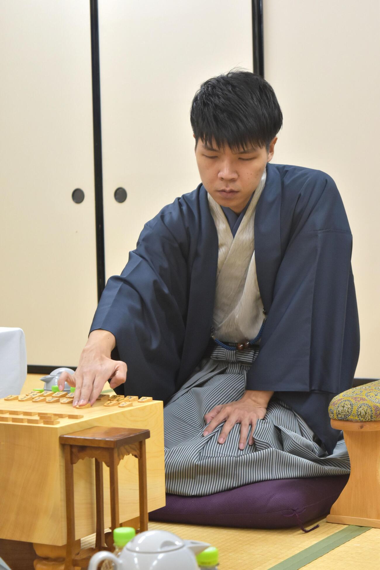 棋王戦5番勝負第2局に臨んだ増田康宏八段（日本将棋連盟提供）