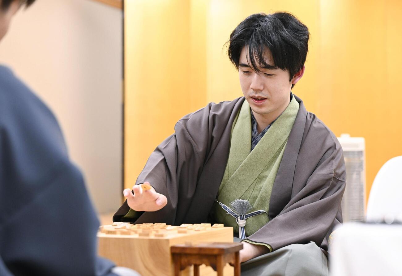 将棋の第51期棋王戦コナミグループ杯5番勝負第2局で、増田康宏八段に勝利した藤井聡太棋王（共同）