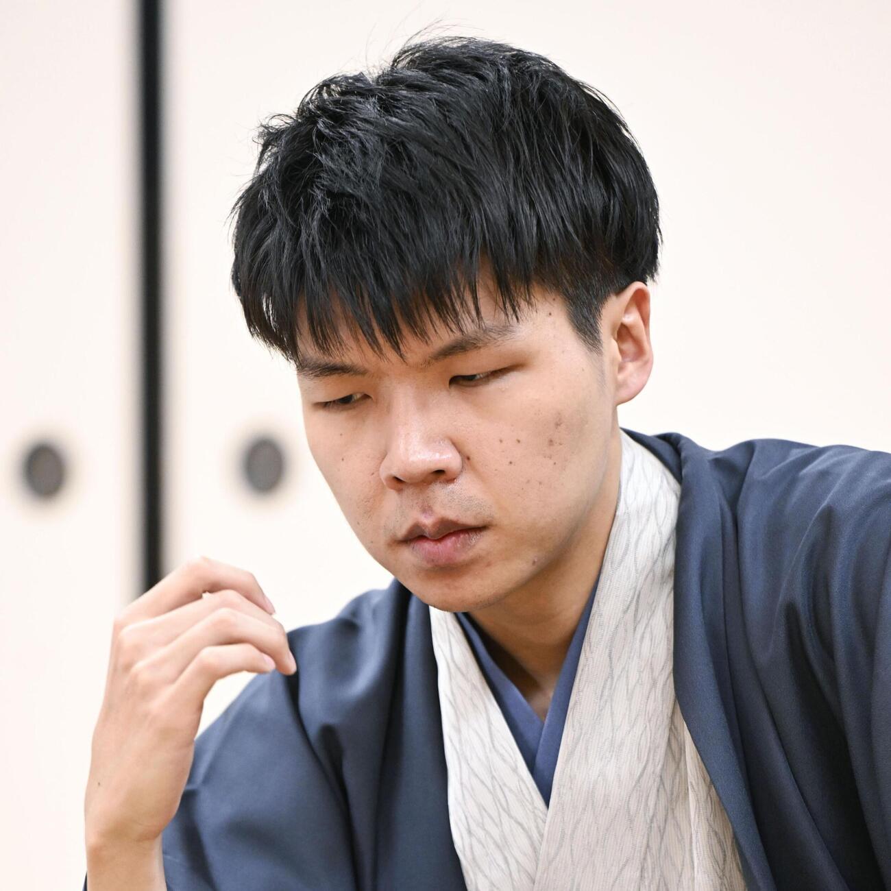 将棋の第51期棋王戦コナミグループ杯5番勝負第2局で、藤井聡太棋王に敗れた増田康宏八段（共同）