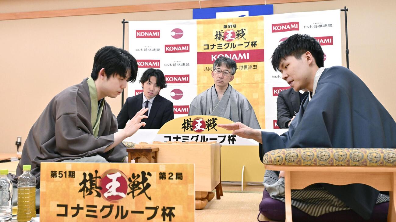 将棋の第51期棋王戦コナミグループ杯5番勝負第2局で、増田康宏八段（右）に勝利した藤井聡太棋王（共同）