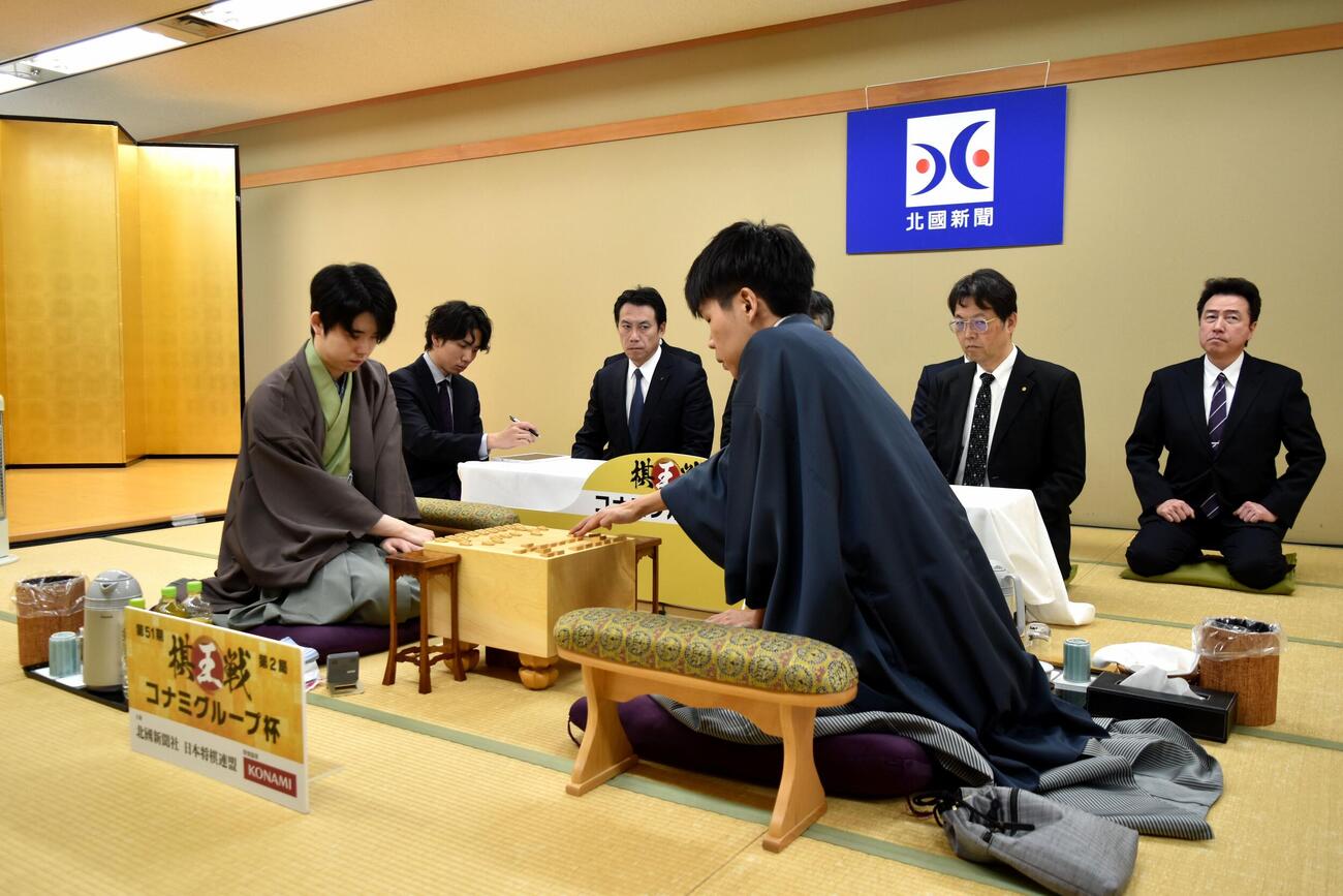 棋王戦5番勝負第2局に臨んだ藤井聡太棋王（左）増田康宏八段（日本将棋連盟提供）