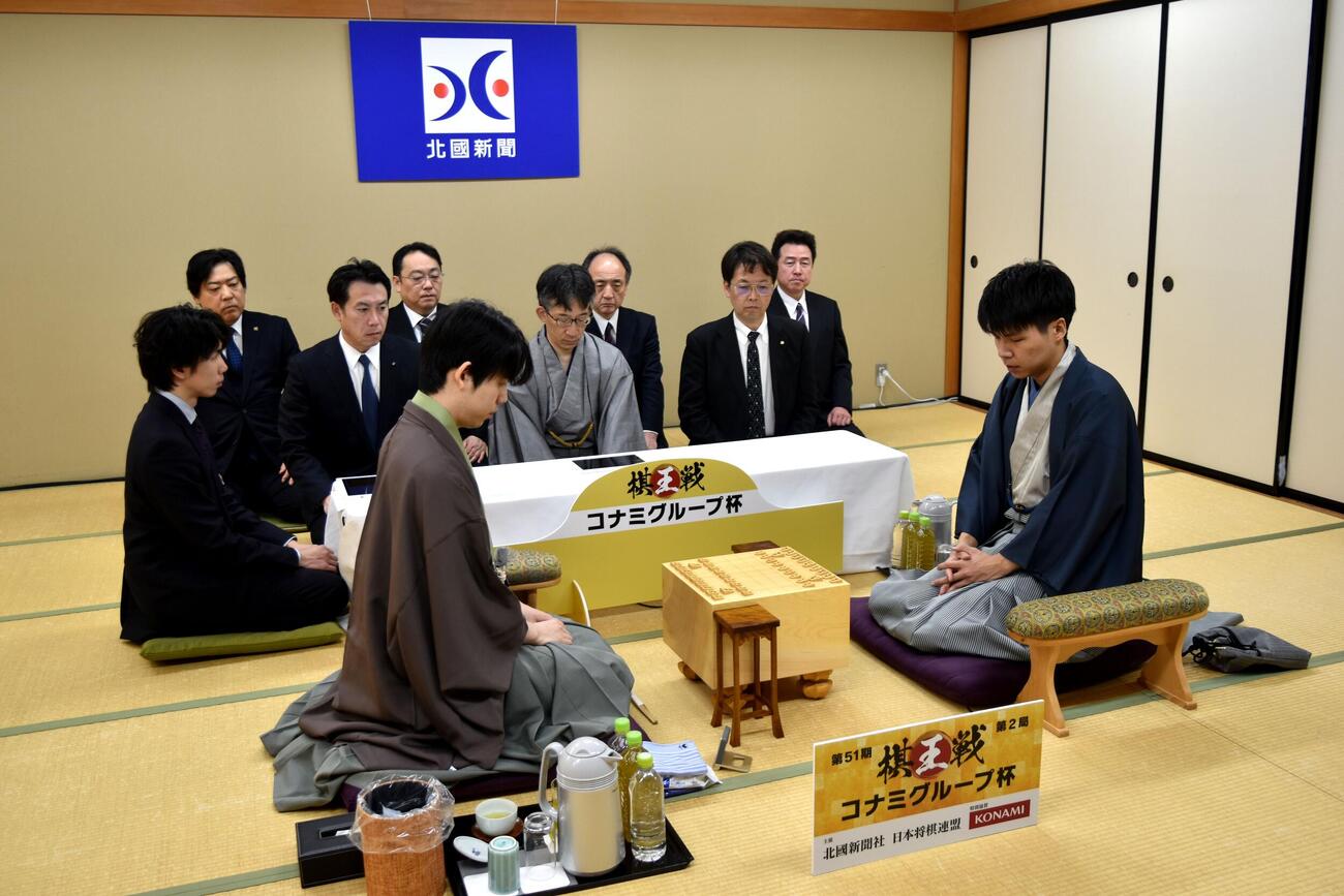 棋王戦5番勝負第2局に臨んだ藤井聡太棋王（左）増田康宏八段（日本将棋連盟提供）