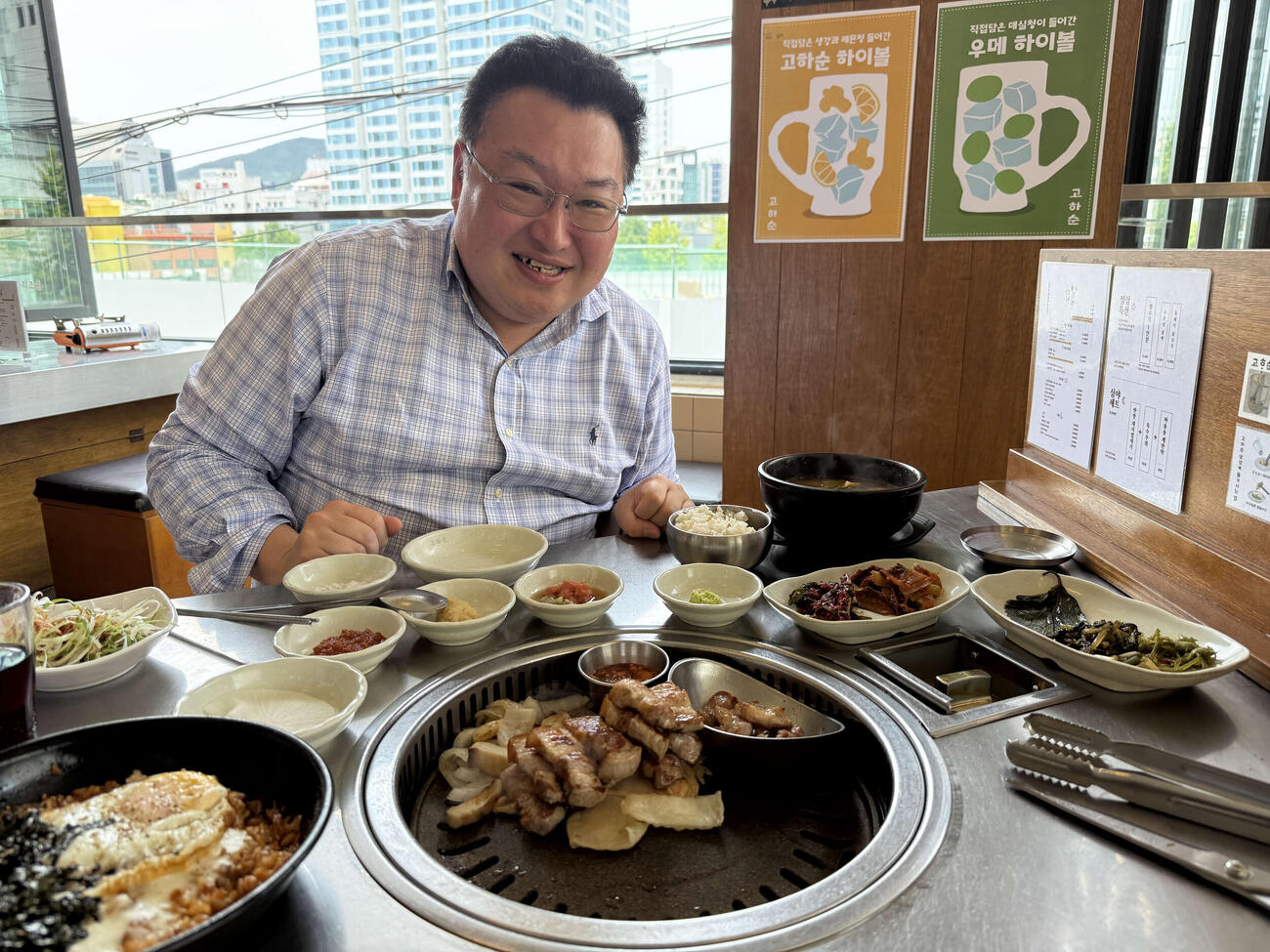 釜山名物のサムギョプサルを楽しむ鳥海高太朗氏