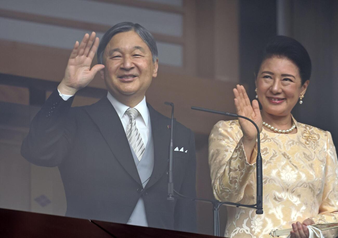 天皇陛下の66歳の誕生日を祝う一般参賀で、訪れた人たちに手を振られる天皇、皇后両陛下（共同）
