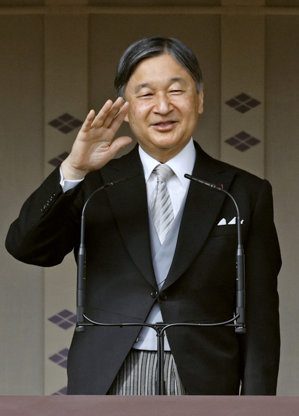 66歳の誕生日を祝う一般参賀で、訪れた人たちに手を振られる天皇陛下（共同）