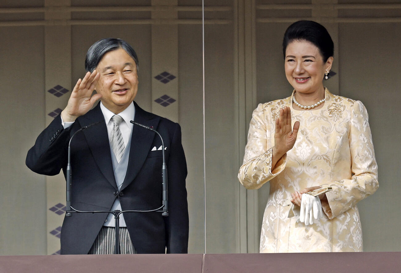 天皇陛下の66歳の誕生日を祝う一般参賀で、訪れた人たちに手を振られる天皇、皇后両陛下（共同）