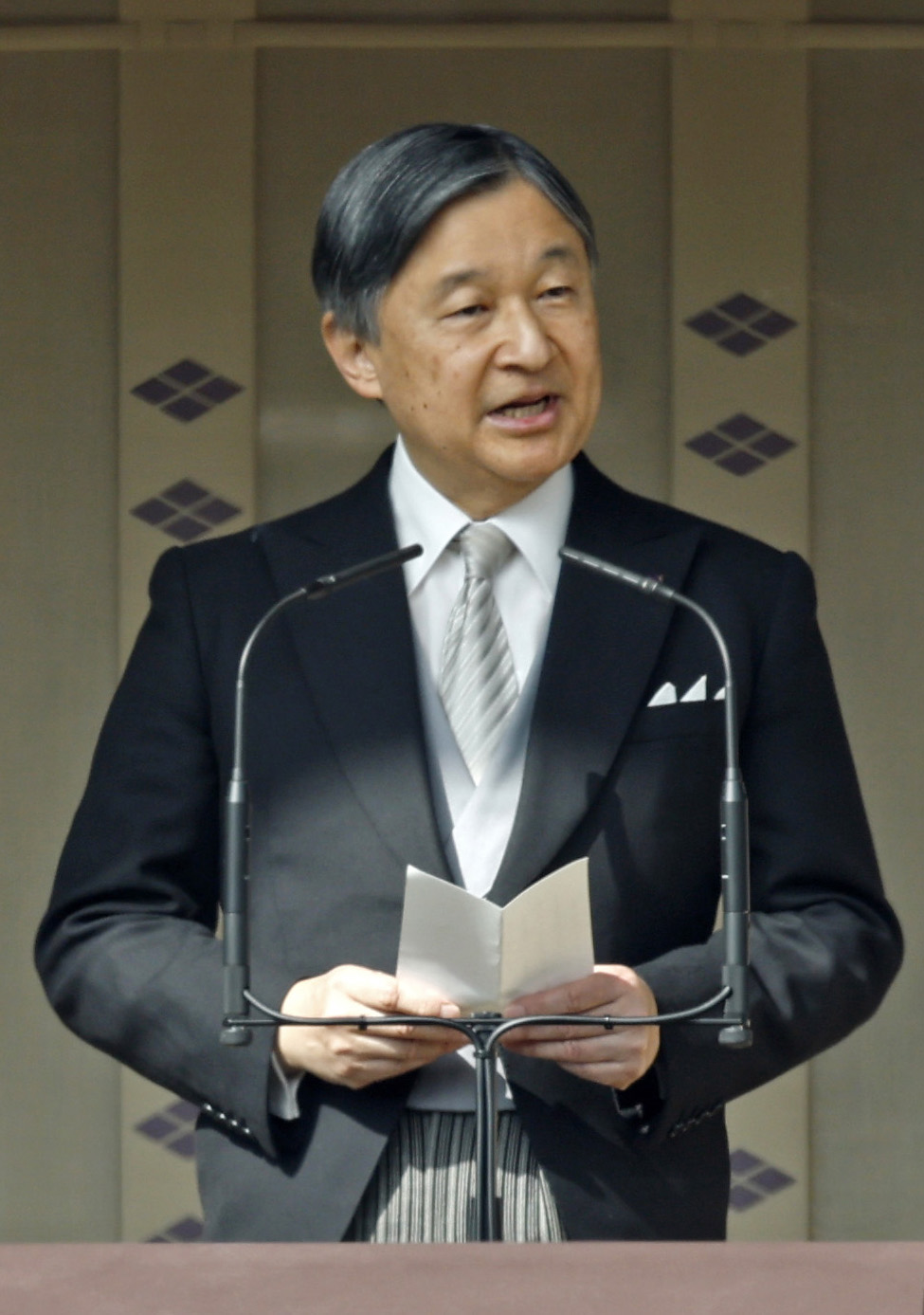 66歳の誕生日を祝う一般参賀で、あいさつされる天皇陛下（共同）