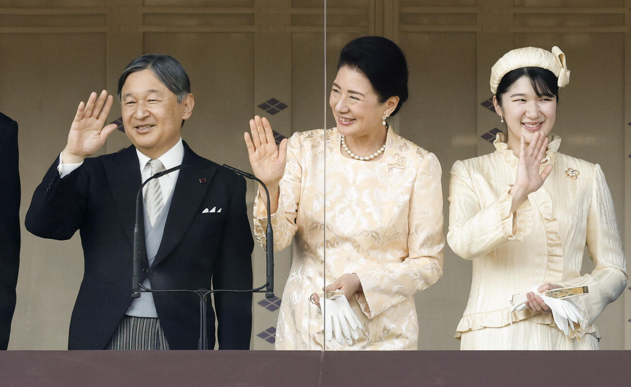 天皇陛下の66歳の誕生日を祝う一般参賀で、訪れた人たちに手を振られる天皇、皇后両陛下と愛子さま（共同）