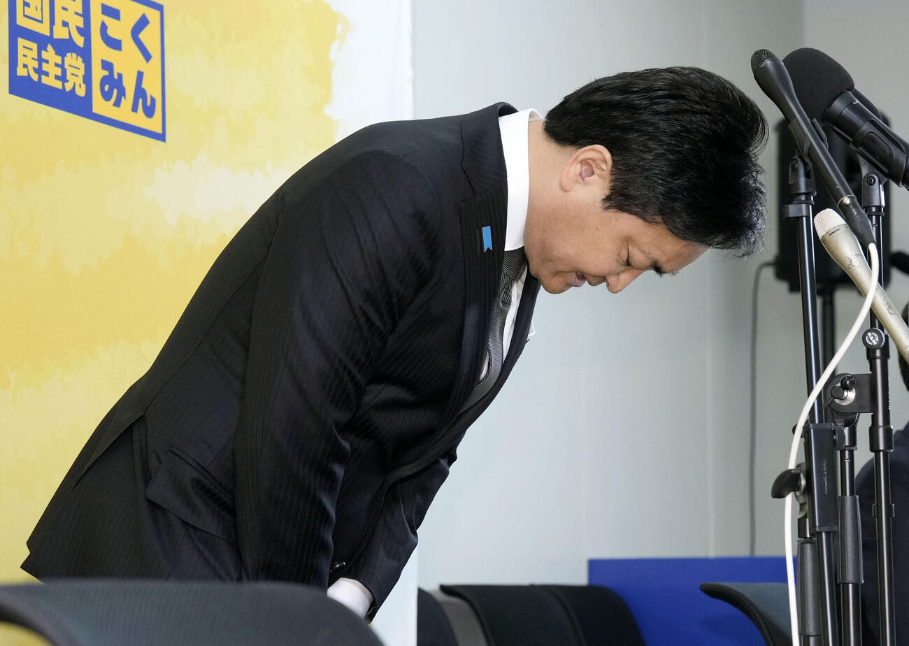 入江伸子容疑者の逮捕を受け、記者会見で謝罪する国民民主党の玉木代表＝24日午前、国会（共同）