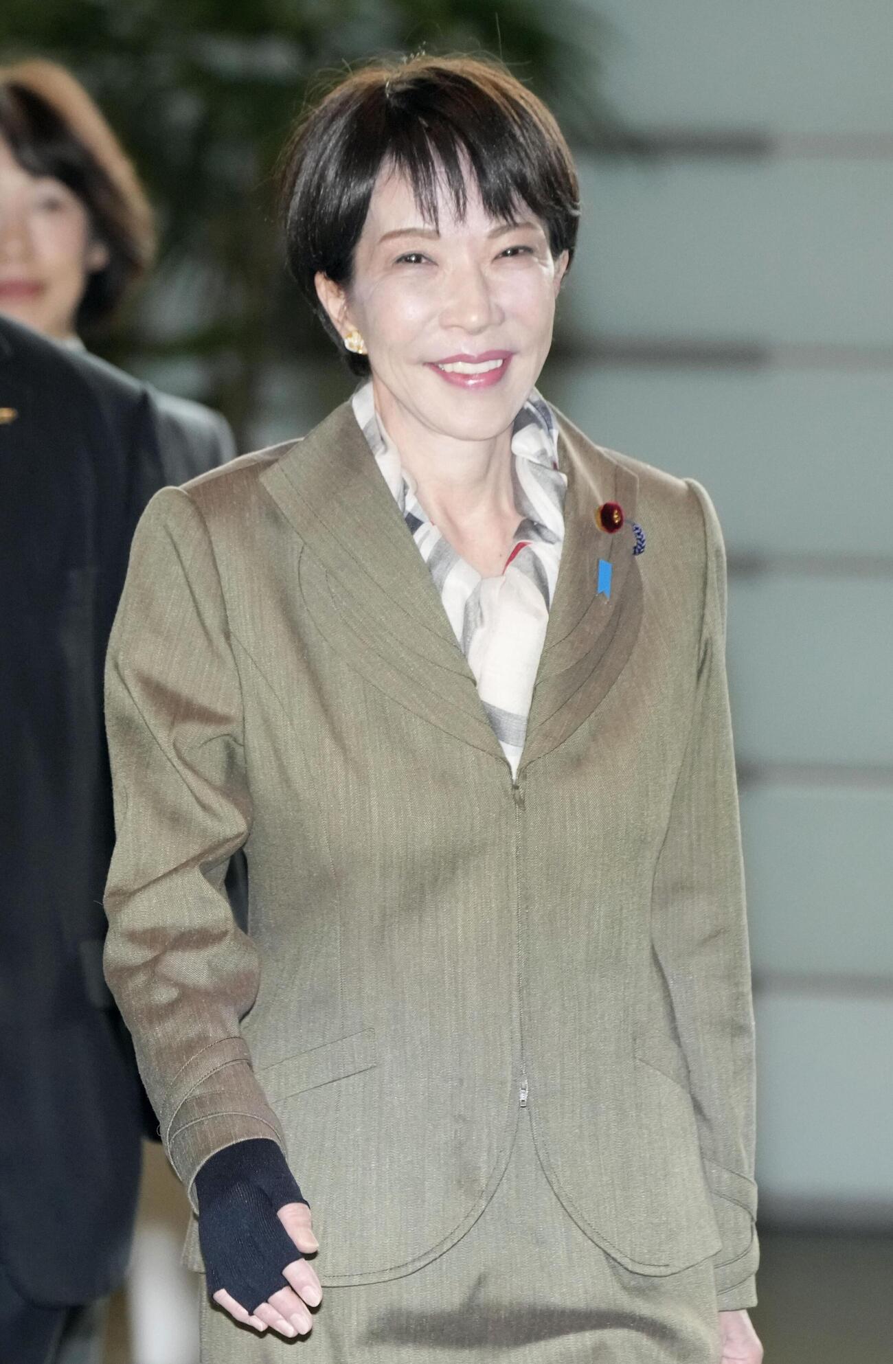 首相官邸に入る高市首相（共同）