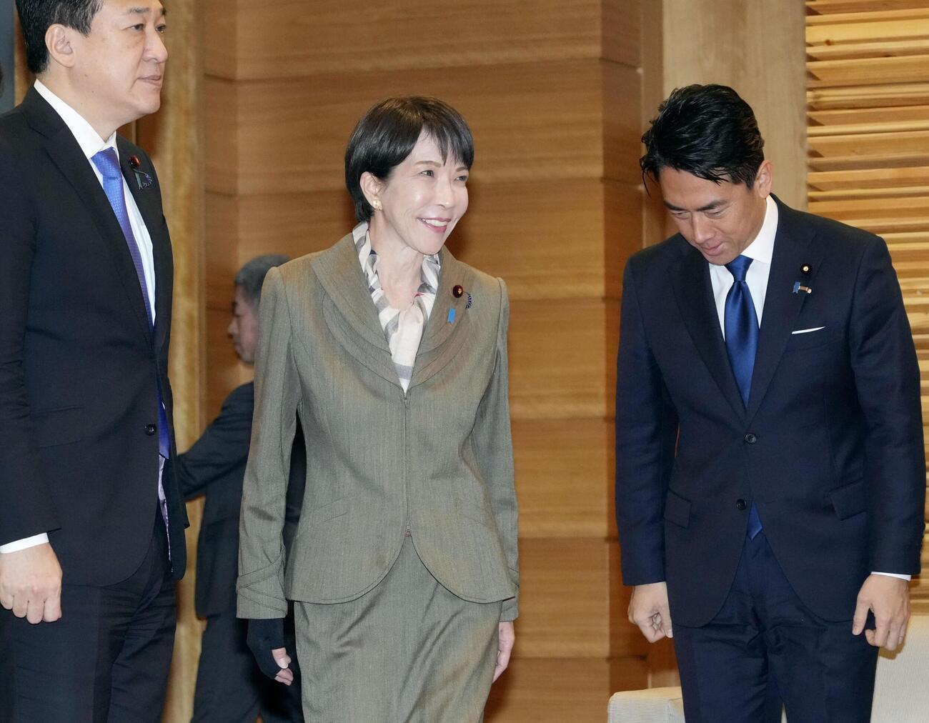 閣議に臨む高市首相（中央）ら（共同）